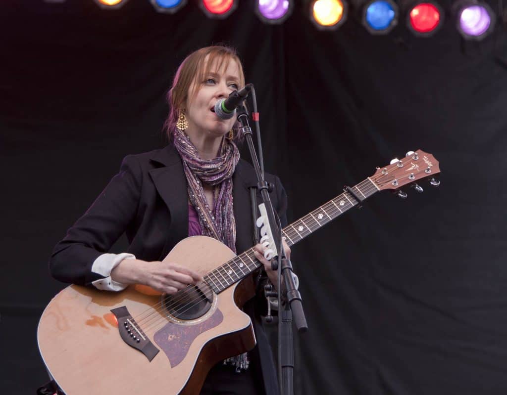 SUZANNE-VEGA